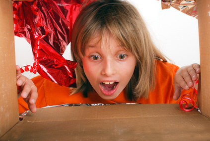 garcon de 8 ans qui découvre son cadeau
