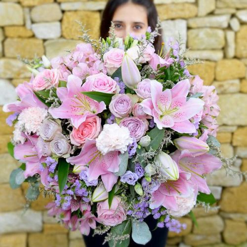 Bouquet Phenix fête des mères avec lys, roses et fleurs de saison