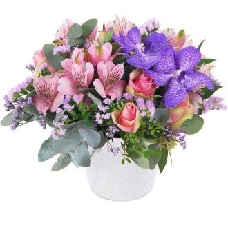 Bouquet d'orchidées roses et violettes pour célébrer une occasion spéciale.