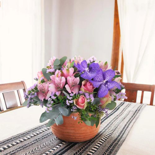 Bouquet d'orchidées roses et violettes pour célébrer une occasion spéciale.