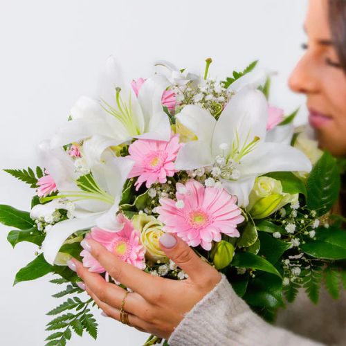 Bouquet de mariage de roses et fleurs exotiques colorées