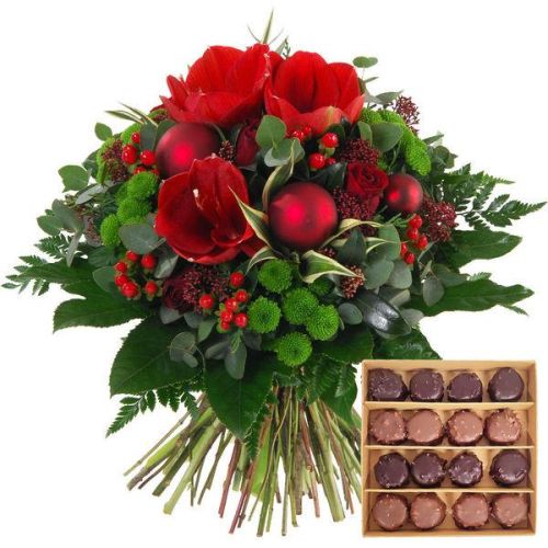 Bouquet de Noël festif avec chocolats gourmands pour un cadeau enchanteur.