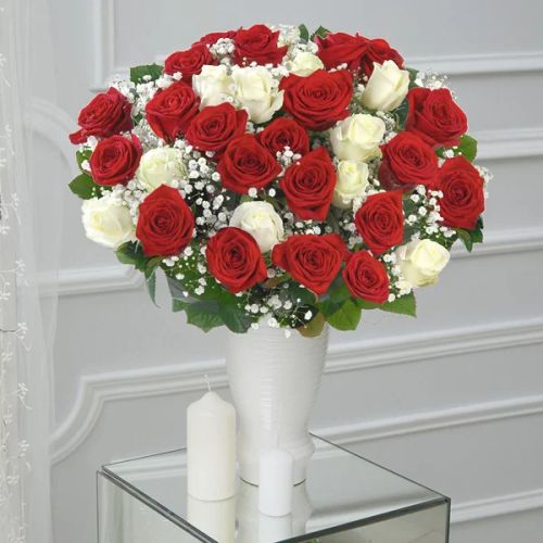 Bouquet de roses rouges et blanches - haute qualité, romantique et symbolique, cadeau idéal pour exprimer vos sentiments.
