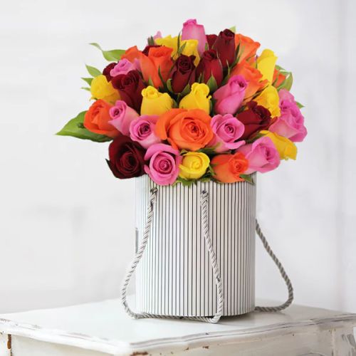 Bouquet de roses colorées, idéal pour envoyer une petite pensée ou faire parvenir vos remerciements.