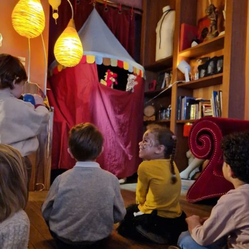 Fête d'anniversaire clé en main pour enfants 3-6 ans avec thèmes personnalisés, encadrement pro, moments magiques et sans stress pour parents.