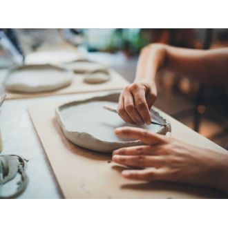 Atelier Poterie - Cours de poterie et céramique avec Funbooker - Expérience créative unique - Enseignement par un céramiste professionnel - Tous niveaux.