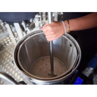 Atelier brassage bière, idée cadeau apprentissage et dégustation, expérience unique pour passionnés, étape fabrication, maître brasseur, moment convivial et découverte.