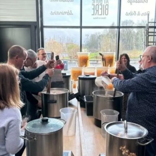 Atelier brassage bière, idée cadeau apprentissage et dégustation, expérience unique pour passionnés, étape fabrication, maître brasseur, moment convivial et découverte.