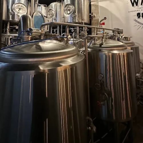 Atelier brassage bière, idée cadeau apprentissage et dégustation, expérience unique pour passionnés, étape fabrication, maître brasseur, moment convivial et découverte.