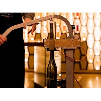Atelier création de vin personnalisé au Louvre, expérience unique de dégustation et apprentissage dans des caves historiques à Paris. Cadeau original et inoubliable.