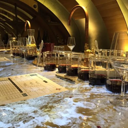 Atelier création de vin personnalisé au Louvre, expérience unique de dégustation et apprentissage dans des caves historiques à Paris. Cadeau original et inoubliable.