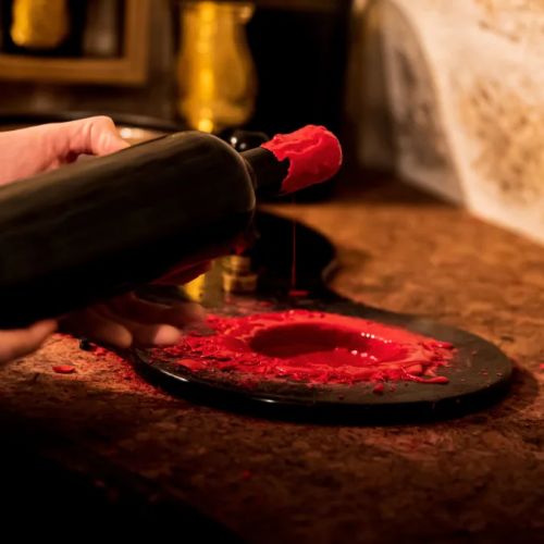 Atelier création de vin personnalisé au Louvre, expérience unique de dégustation et apprentissage dans des caves historiques à Paris. Cadeau original et inoubliable.
