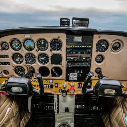 Initiation pilotage avion, cadeau unique, paysages époustouflants, expérience mémorable, vol panoramique, rêve aviation, découverte aérienne, émotions fortes, aventure accessible.