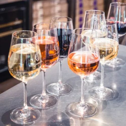 Offrir une visite et dégustation de vin en domaine viticole - découverte œnologique et cadeau parfait pour amateurs de vin.
