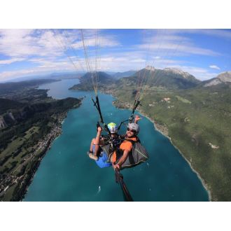 Vol en parapente, une expérience sensationnelle et mémorable de liberté et d'adrénaline, adaptée à tous les aventuriers.