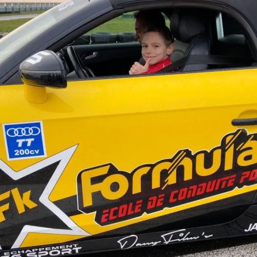 Stage de pilotage pour enfant sur Ferrari, Porsche ou Lamborghini, une aventure unique sur 15 circuits sécurisés en France.