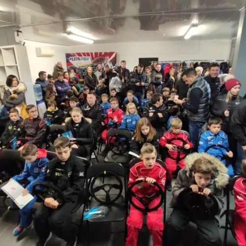 Stage de pilotage pour enfant sur Ferrari, Porsche ou Lamborghini, une aventure unique sur 15 circuits sécurisés en France.