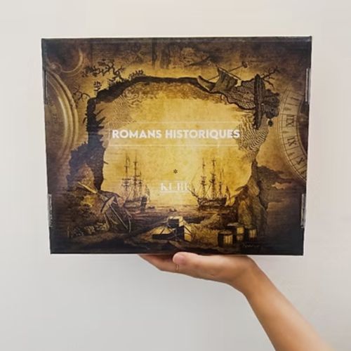 Coffret Kube de romans historiques, un cadeau idéal pour les amateurs d'histoire, offrant un voyage dans le temps et des découvertes fascinantes.