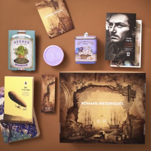 Coffret Kube de romans historiques, un cadeau idéal pour les amateurs d'histoire, offrant un voyage dans le temps et des découvertes fascinantes.