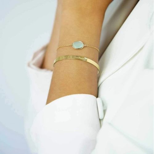 Bracelet jonc personnalisable en plaqué or 18 carats avec gravure délicate et fermoir ajustable.