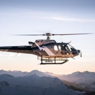 Vol en hélicoptère au-dessus du Mont-Blanc, offrant vues majestueuses des sommets enneigés, expérience unique pour aventuriers et rêveurs.