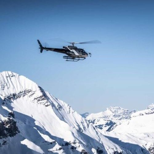 Vol en hélicoptère au-dessus du Mont-Blanc, offrant vues majestueuses des sommets enneigés, expérience unique pour aventuriers et rêveurs.