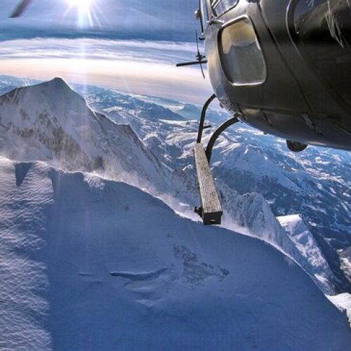 Vol en hélicoptère au-dessus du Mont-Blanc, offrant vues majestueuses des sommets enneigés, expérience unique pour aventuriers et rêveurs.