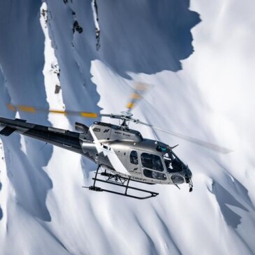 Vol en hélicoptère au-dessus du Mont-Blanc, offrant vues majestueuses des sommets enneigés, expérience unique pour aventuriers et rêveurs.