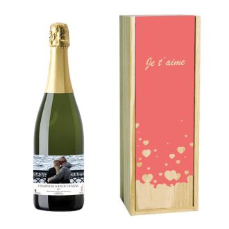 Coffret en bois avec bouteille de champagne personnalisée, idéal pour cadeau d'anniversaire, mariage ou Saint-Valentin. Expérience unique à partager.