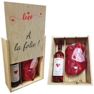 Coffret Saint-Valentin rosé personnalisé et bouillotte cœur dans boîte bois élégante.