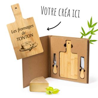 Planche à fromage en bambou personnalisée avec prénoms, idéale pour cadeaux d'anniversaires ou repas conviviaux.
