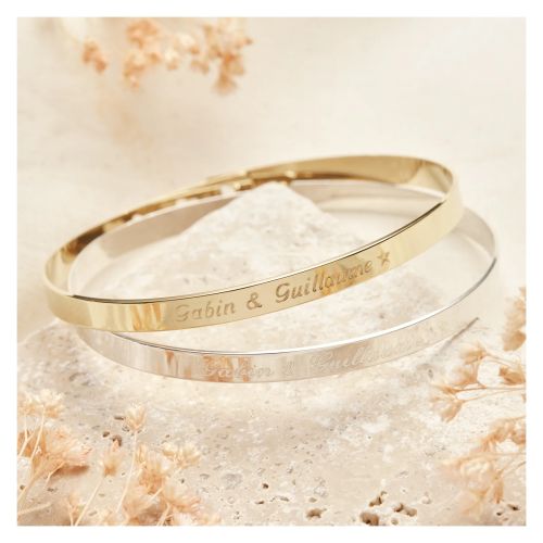 Bracelet jonc personnalisable en plaqué or 18 carats avec gravure délicate et fermoir ajustable.