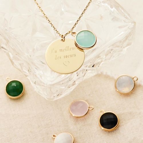 Collier personnalisé en plaqué or avec pierre turquoise et médaille gravable, idéal pour cadeau symbolique et durable.