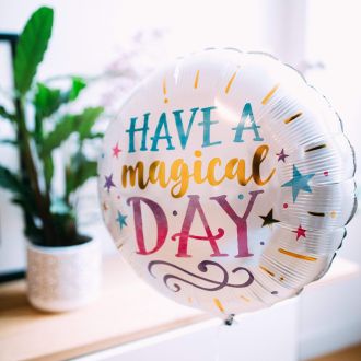 Ballon hélium 'Magical Day' personnalisé avec message et cadeaux surprises.