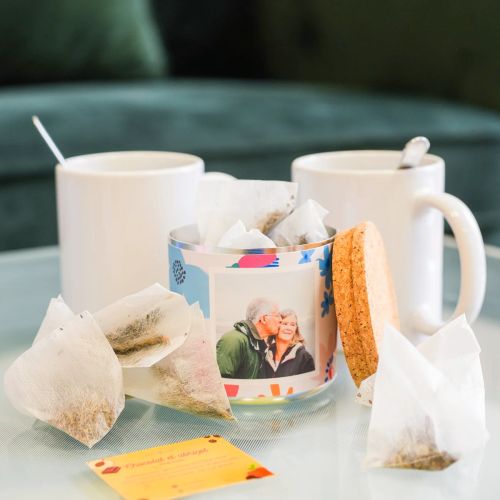 Coffret de thé personnalisé avec thés biologiques, message personnel et photo, idée cadeau unique pour amateurs de thé et moments mémorables.