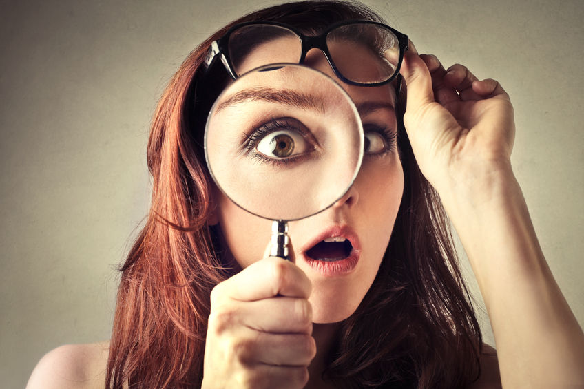 femme qui recherche une idée cadeau