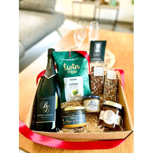 Coffret cadeau apéritif gourmet avec Champagne et délices artisanaux pour moments conviviaux et festifs.