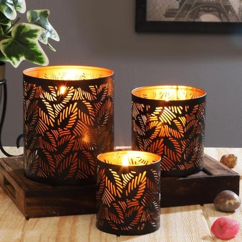 Photophore d'ambiance en métal ciselé, motifs créant des jeux d'ombre et de lumière, design estampillé Paisley.