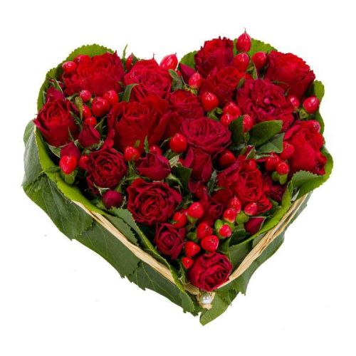 Composition florale Saint Valentin en cœur avec roses rouges et hypericum, expression d'amour inoubliable et élégante