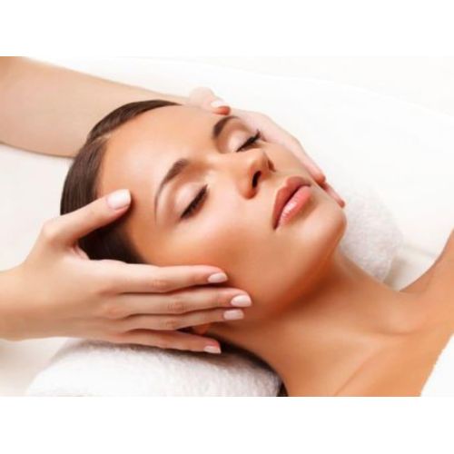 Maman profitant de soin visage relaxant et embellissant