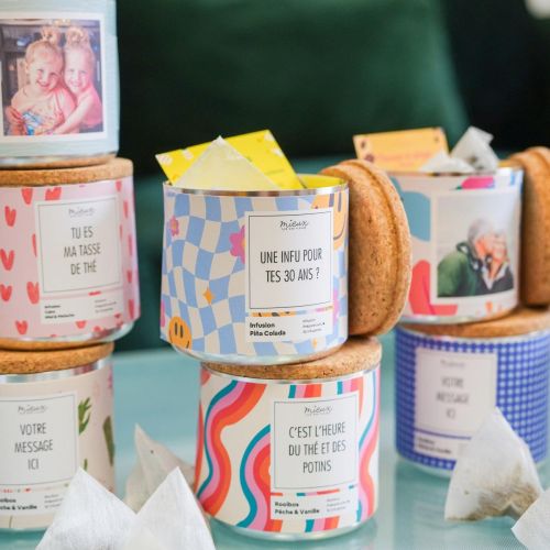 Boîte à thé ronde personnalisée avec thé bio, cadeau unique et apprécié, personnalisable avec textes et photos.